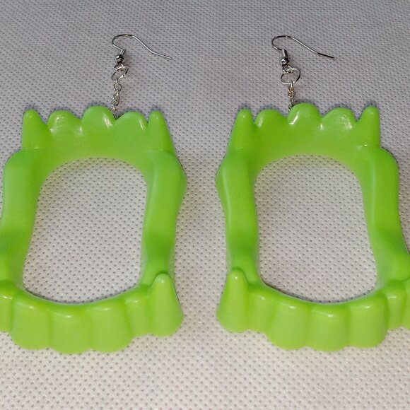 🎯 10 for $12 / Green Vampire Teeth Earrings, Dangle Earrings - Picture 7 of 10